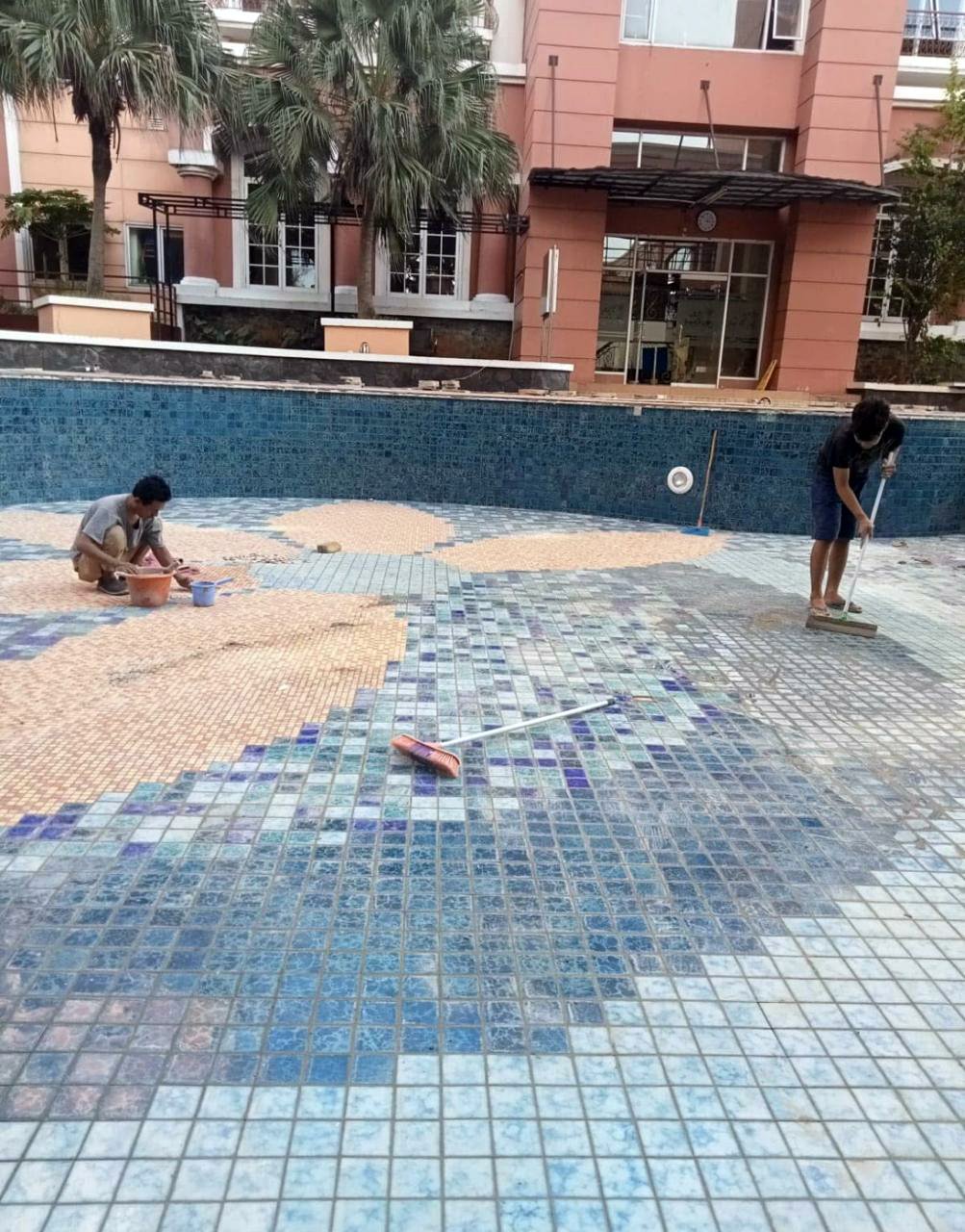 Menyikat keramik lantai kolam